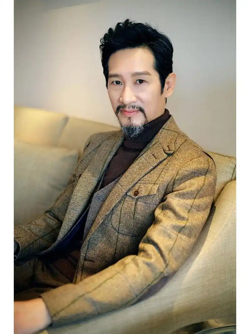 知名男演员突然销号网友炸了 据媒体报道,知名演员王劲松注册小红书