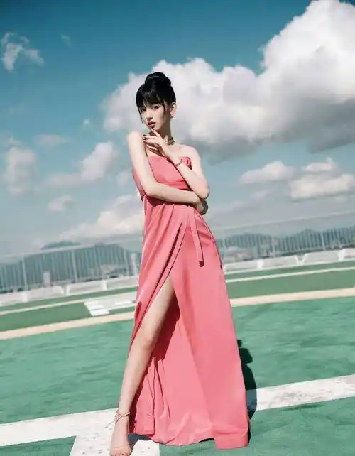 又是红毯:江疏影开始放大招,热巴终于不捂胸,杨千嬅最让人意外_迪奥大