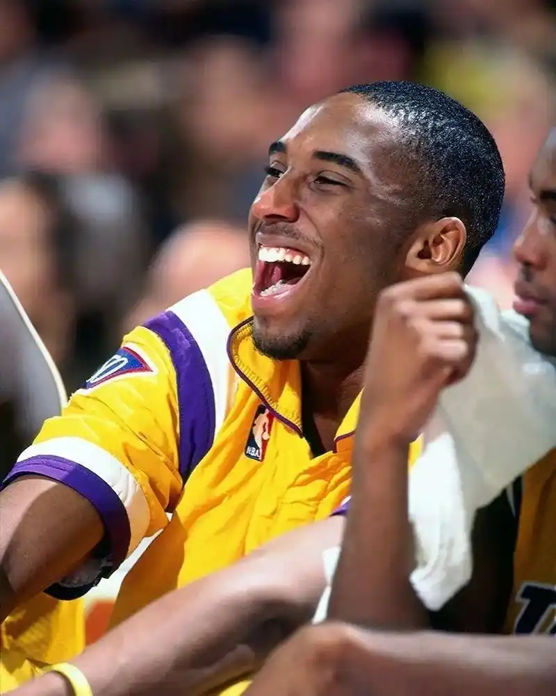 加州曼巴日   一组科比微笑的照片    让我们一起笑对生活 - 抖音