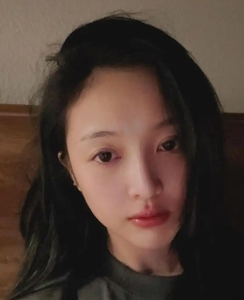 吴宣仪素颜自拍.