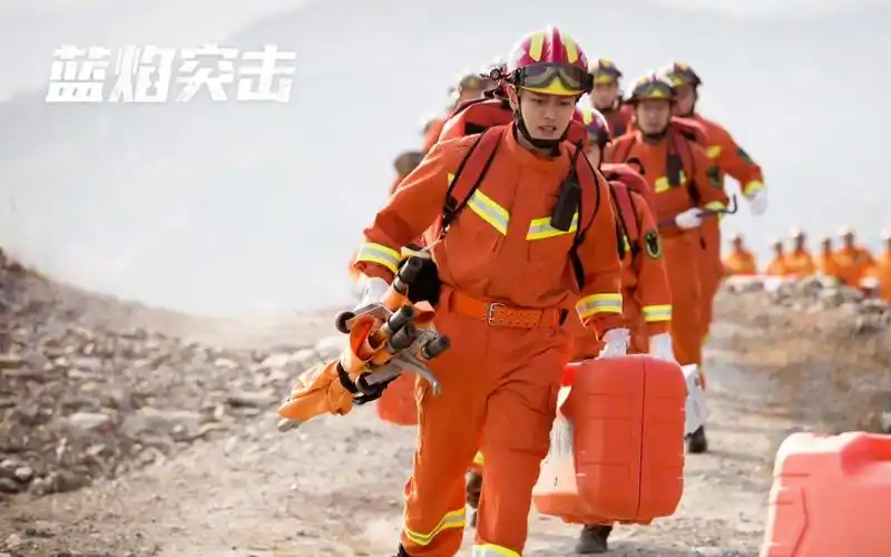 任嘉伦蓝焰突击赤脚追光小小的身影赤脚追光渺小的光芒万丈