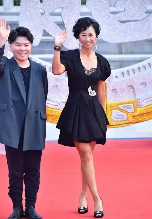 60岁叶倩文仍然精神奕奕穿泡泡袖黑裙露出蕾丝内搭女人味十足