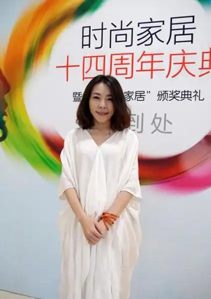 魏雪漫新浪娱乐讯 日前,拥有歌手,音乐导师,艺术治疗师,舞台剧演员等