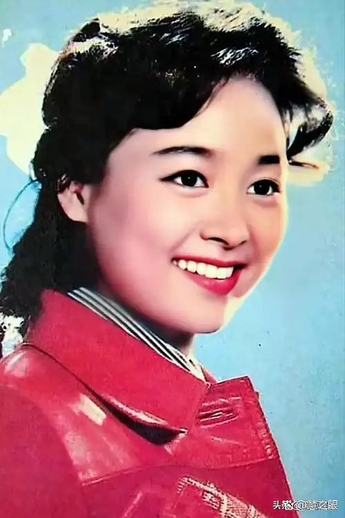 张瑜旧照走红网络 最近,张瑜年轻时的照片在网上火得一塌糊涂,直接