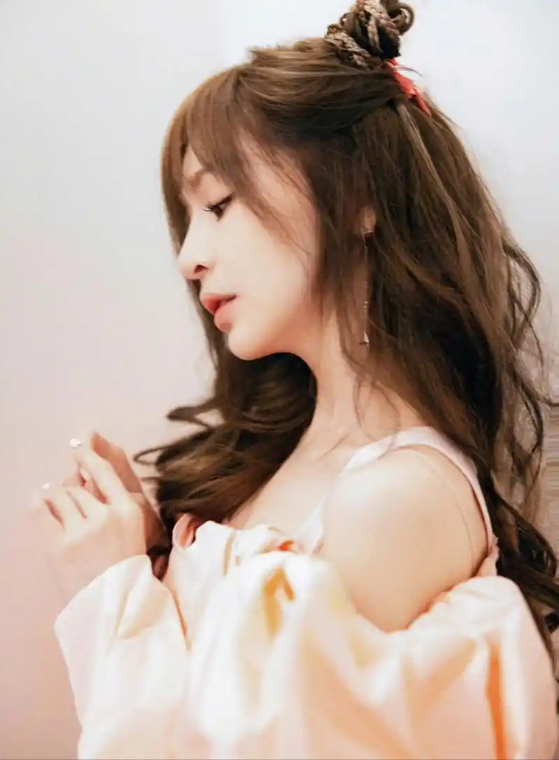 王心凌穿着粉色露肩连衣裙,仿佛是夏日里的一抹清新的色彩.