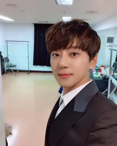 待机室里的自拍游戏 今日份帅气西装列上线了!