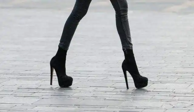 穿高跟鞋怎么走路