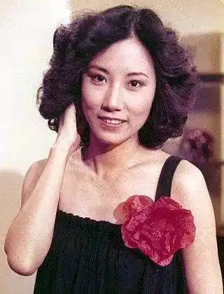 (年轻时的阿姐,颜值好高)同样榜上有名的,还有黄夏蕙.