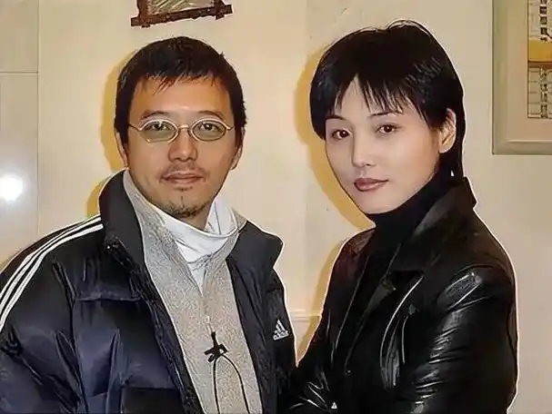 张延老公向她求婚3次,2005她怀孕后他却很冷淡,原因挺有趣