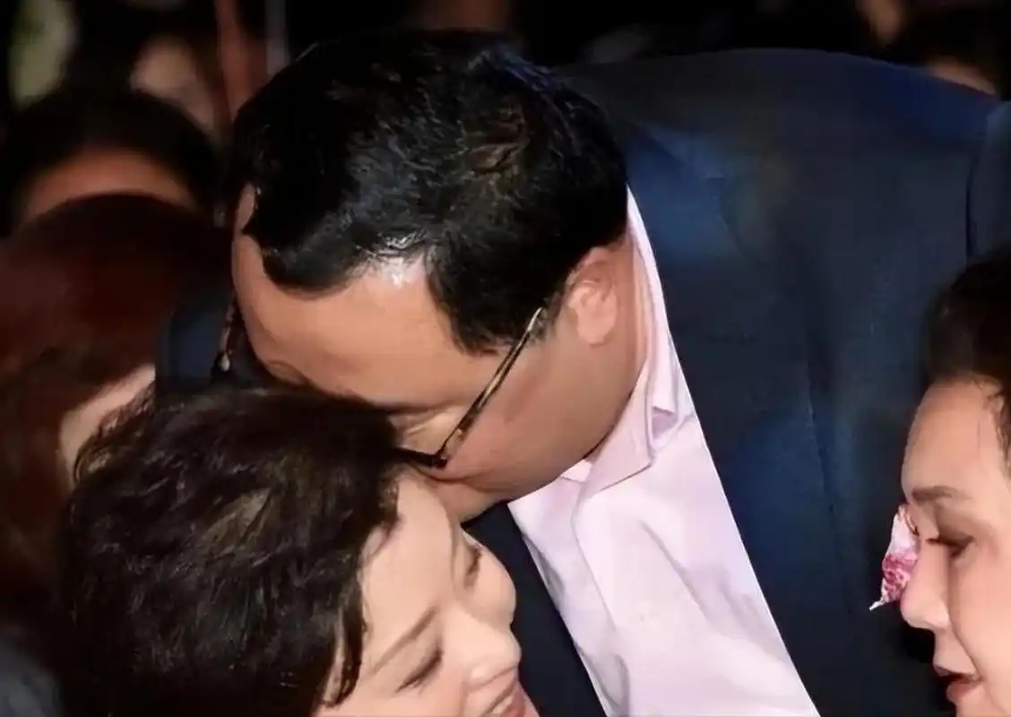 杨澜和老公同框秀恩爱,黑裙配丝巾气质不输女明星,老公显油腻