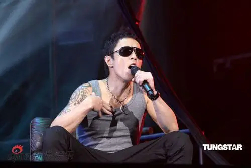 图文黄贯中黄家强开唱黄贯中戴墨镜演唱