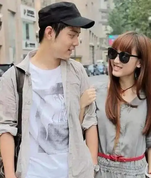 肖战出道前照片被曝光,颜值不低却比现在胖,为成名默默付出许多