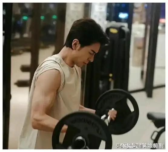 看看男演员们的腹肌一个比一个帅!