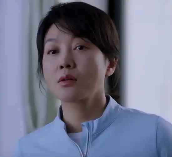 闫妮|51岁的闫妮新剧素颜出镜,颜值垮塌,网友:这才是我心目中的老妈