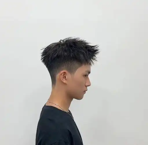 男生清爽摩根前刺烫发