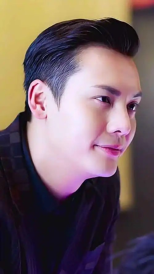 跟着陈伟霆,嘴角上扬45度,这笑容会让人上头!