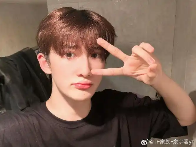 余宇涵比耶自拍#余宇涵比耶自拍小合集系列7099帅气男高日常随拍