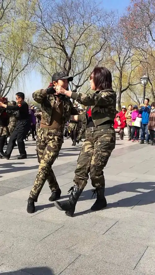 陶然亭桥头水兵舞第一套,音乐欢快舞步时尚_手机搜狐网