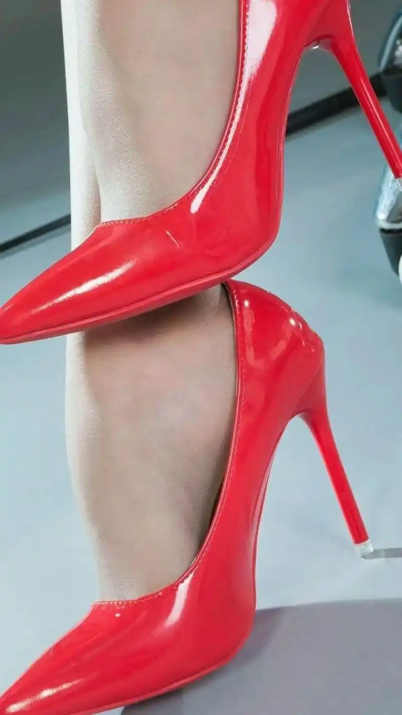 红色高跟鞋.#高跟鞋 #美鞋控 #时尚穿搭 #穿出女人味 # - 抖音