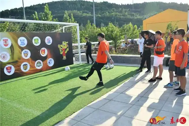 (山东鲁能泰山球员与球迷合作游戏环节) 中超联赛官方合作伙伴同样