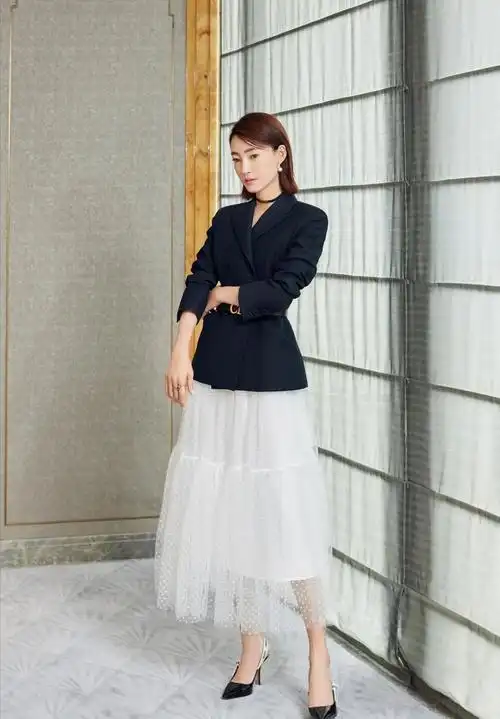 王丽坤成新晋"腿精"!西服配短裙秀美腿,一头短发真御姐