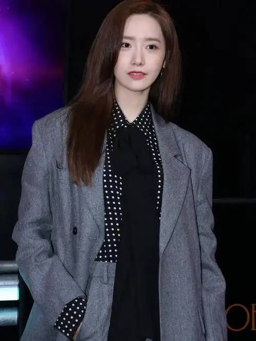 30岁林允儿帅气亮相,穿灰色西装套装,这初恋颜我服了!