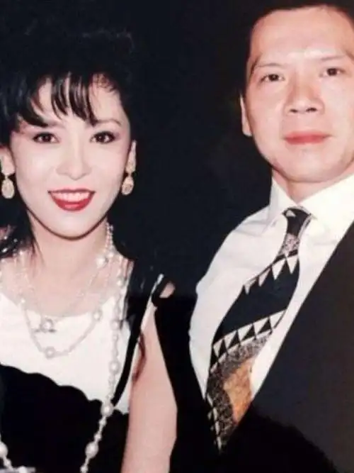 现在咱们一起来看看向太年轻的时候到底张什么样子,为什么让"大佬"