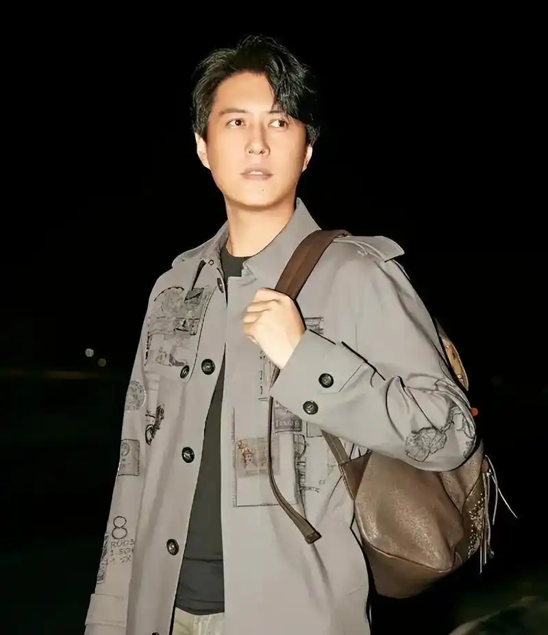 靳东参加两会!他身份好厉害,穿蓝色西装帅气儒雅,领导范儿十足