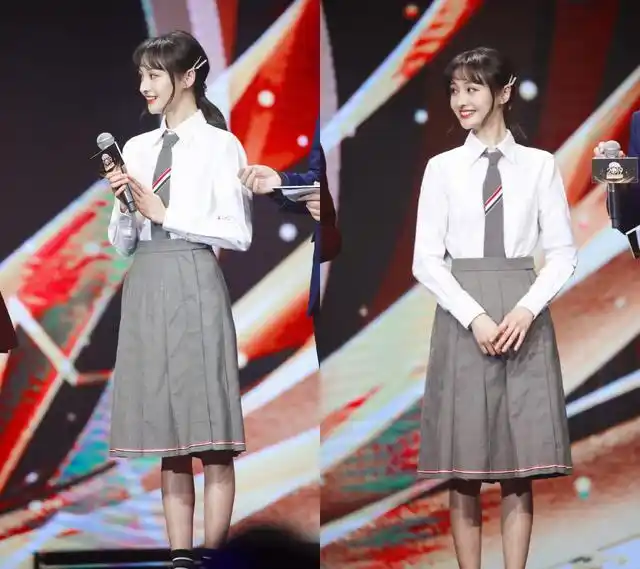 郑爽学生装清纯甜美,俏皮可爱,如流星雨初见般美好