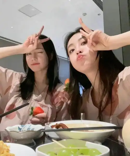 迪丽热巴祝绪丹现身洗浴中心闺蜜俩开心自拍素颜出镜状态好