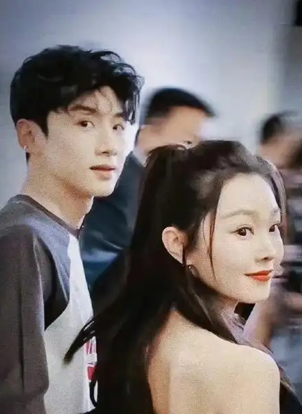 这对明星情侣的不坦率,又让鹿晗成了"真爷们"!_腾讯新闻