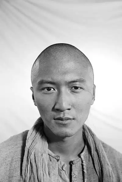 谢霆锋十月围城自毁形象亲自动手剃光头