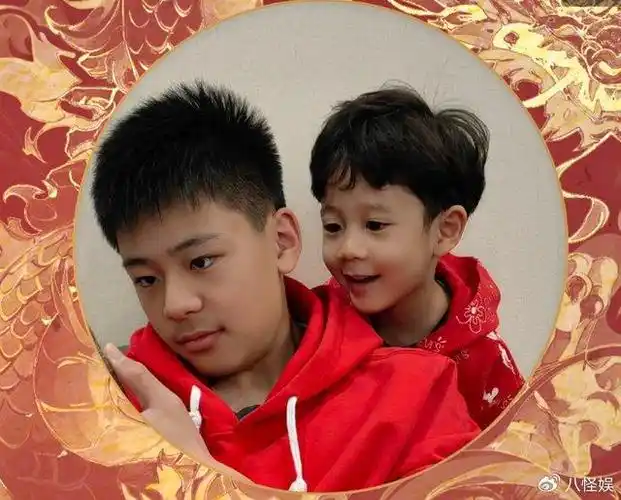 蔡国庆早起送儿子上学妻子长相路人生的儿子却个个帅的不得了