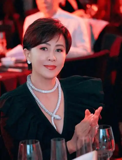 56岁刘嘉玲近况曝光!手拿香槟皮肤细腻,状态很完美