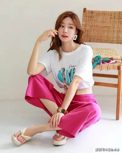 人像摄影中,拍摄全身照,一定要挺胸收腹吗?不同题材不同对待