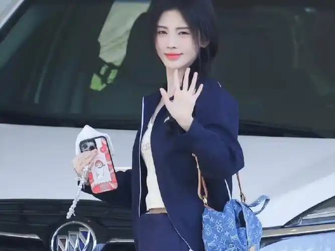 鞠婧祎丨出发 761501cr:sugar·kiku鞠婧祎#鞠婧祎机场饭拍穿搭