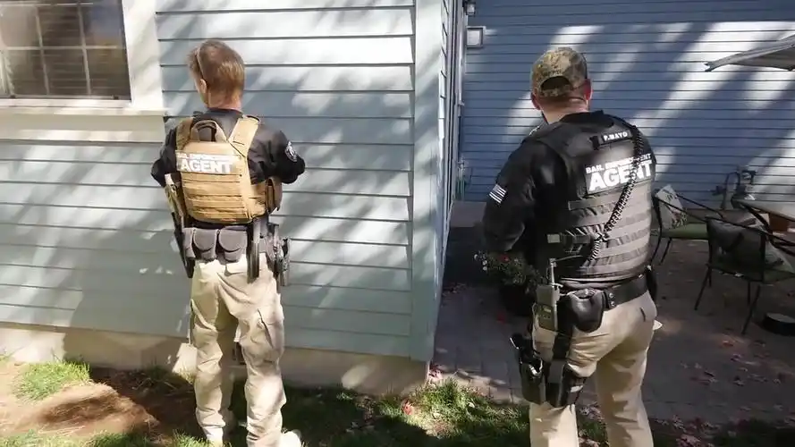 美国抓捕秀美国赏金猎人patty和zach抓捕misbehaviour的刁民