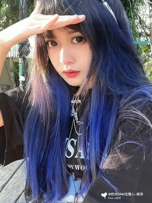 对头发伤害小,染完这个头发真的太好看了蓝黑色双色渐变挑染只需要漂%