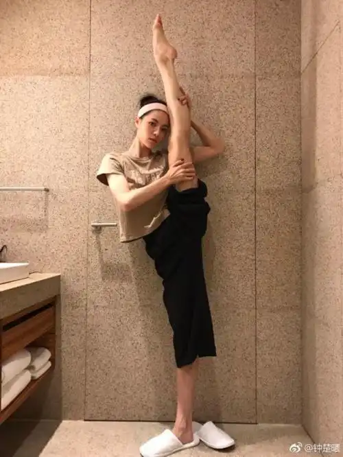 "冯女郎"钟楚曦回应"劈腿"海报 网友力赞:秀腿狂魔真功夫--滚动--江西