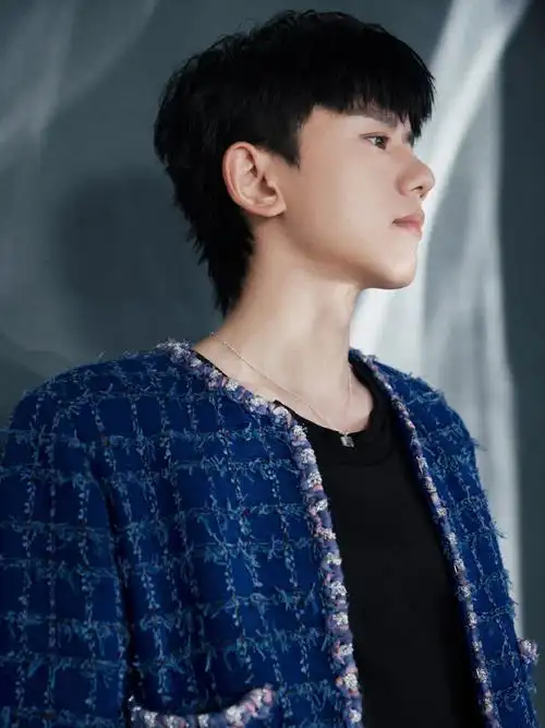 张杰蓝色小香外套