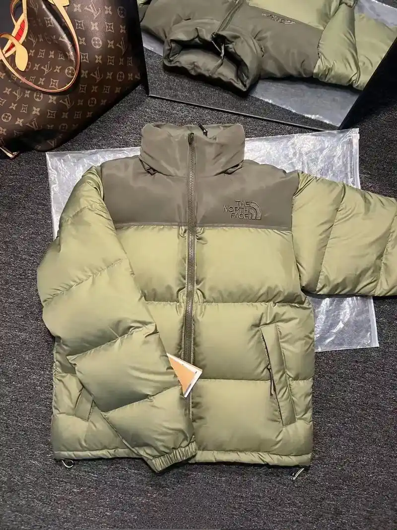 北面新配色羽绒服实拍细节 非常好看 洋气显白7815 - 抖音