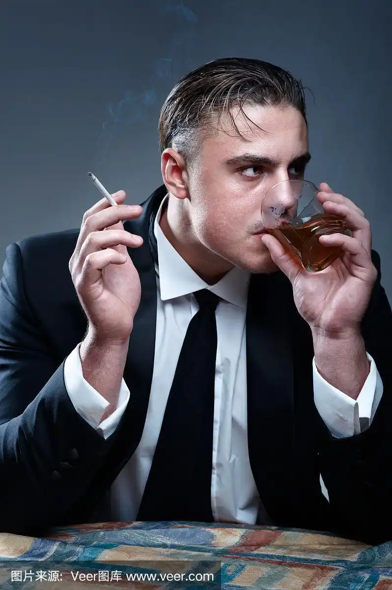 穿着西装又喝酒又抽烟的男人