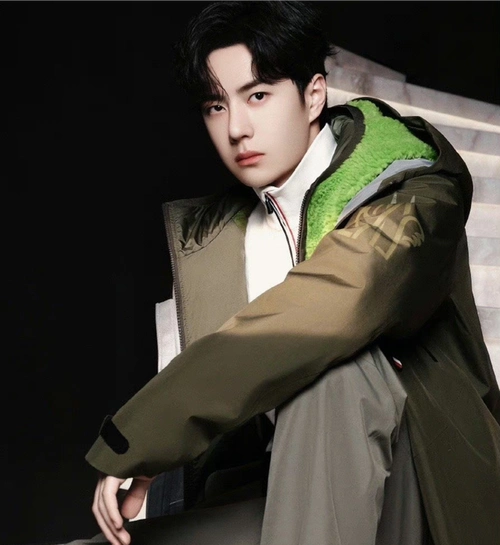 似乎自从王一博过了2021年那段疯狂接代言的日子后,一些网友对于他的