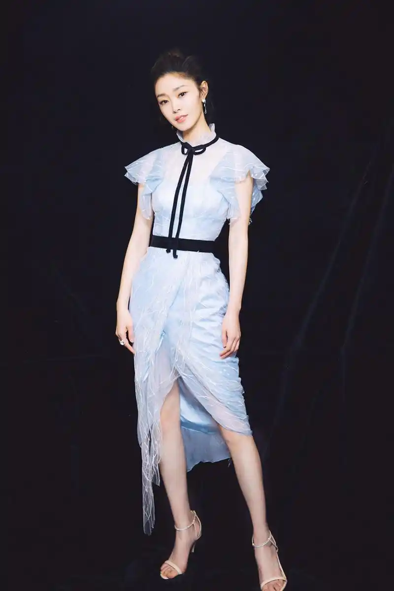 在一个热闹的晚宴上,艺人大张伟和宋轶被安排在相邻的座位.屋内的灯光