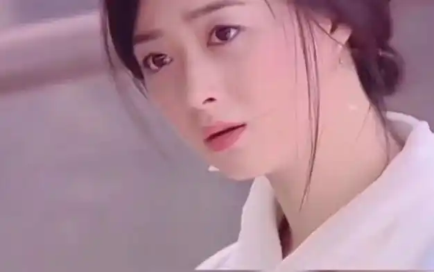 再后来,我又在《仙剑奇侠传》里看到她,在剧里一人分饰两角:女妖女苑