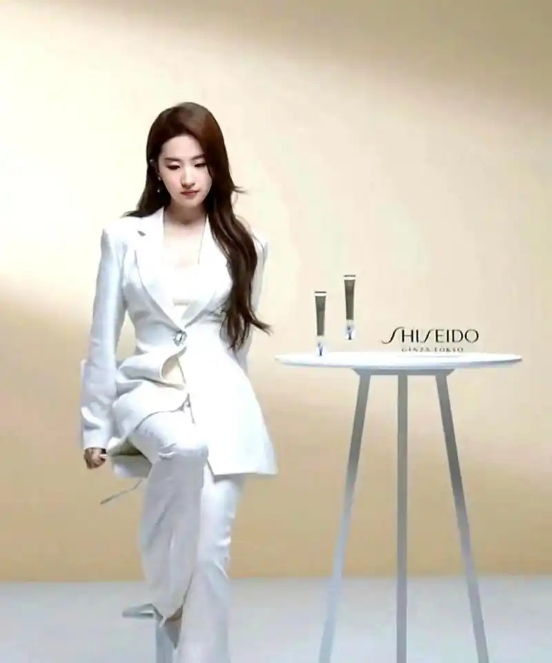 刘亦菲穿西装非常帅气!