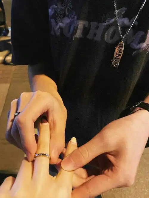 91放大拍局部/昏暗de车内拍牵手/夜晚灯光下拍戴戒指-好特别的戒指