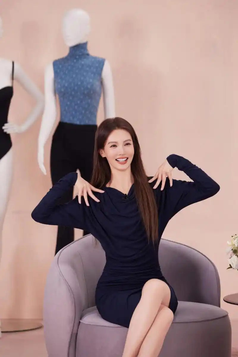 金晨,黑色短裙秀美腿