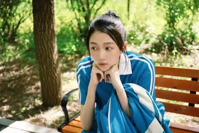 关晓彤新剧《烟花少年》校服造型曝光,完全就是清纯女高中生严晓丹呀