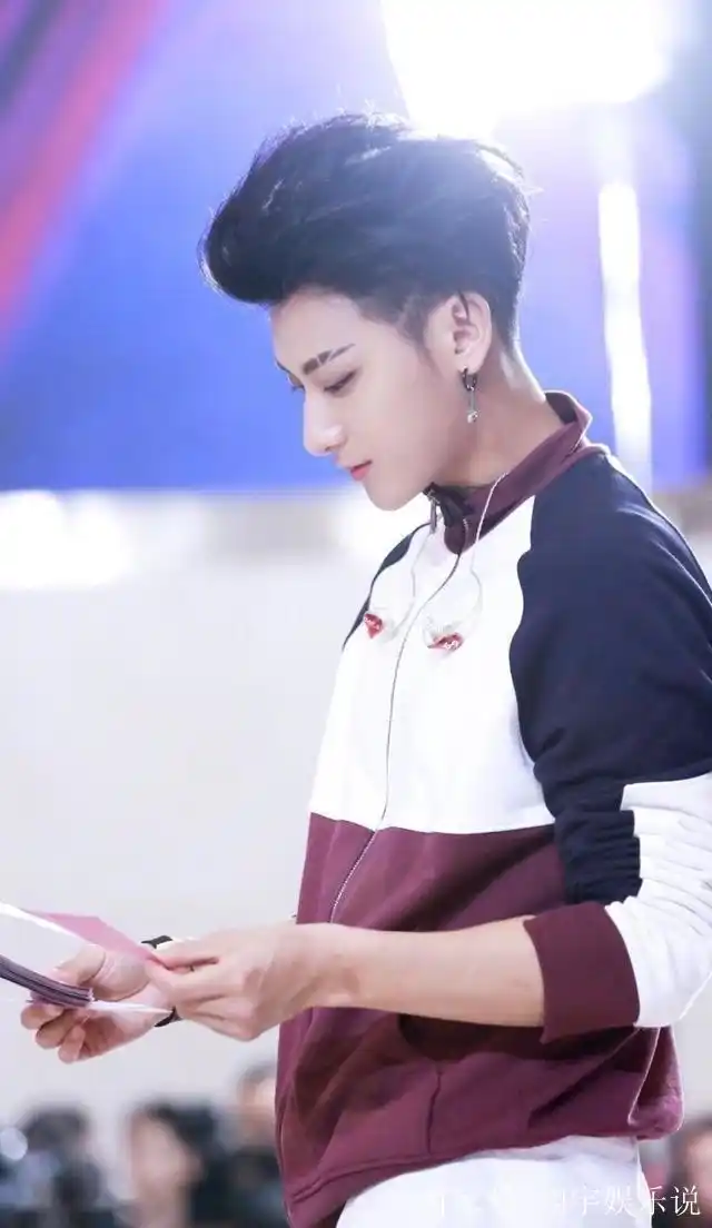 黄子韬断眉造型,英气十足,简直是从漫画中出走的美少年!